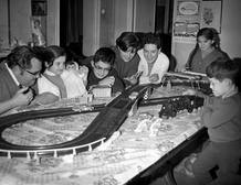 Jugando con el Scalextric en familia. 1969