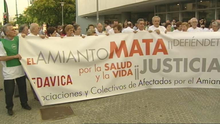 Trabajadores de Uralita afectados por el amianto acuden al primer juicio colectivo contra la empresa