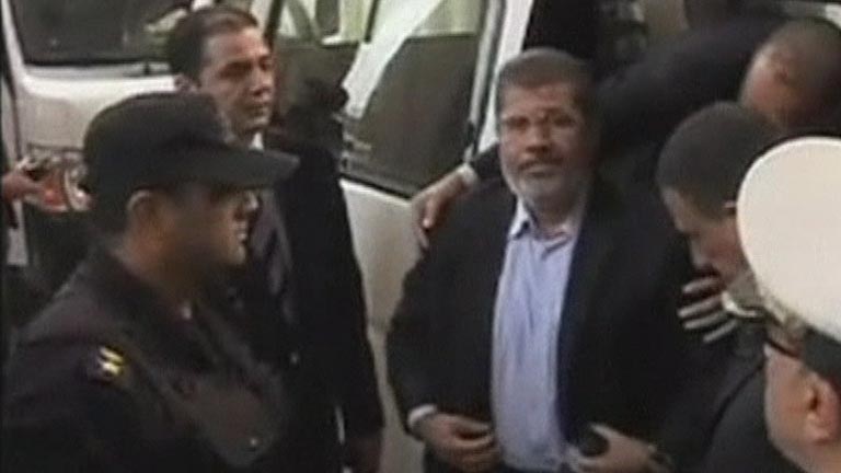 Morsi se declara el único presidente legítimo de Egipto en la apertura de su juicio 