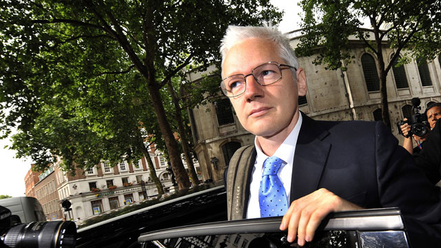 Julian Assange frente al juez por su extradici&oacute;n a Suecia