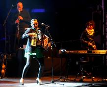 La cantante mexicana Julieta Venegas, durante el concierto que ofreci&oacute; en la segunda jornada del festival Pirineos Sur