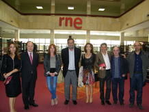 El jurado del III Concurso de Cortos RNE, acompañado por los directivos de Radio Nacional. El jurado del III Concurso de Cortos RNE, acompañado por los directivos de Radio Nacional.
