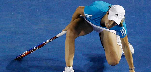 Justine Henin se levanta tras una ca&iacute;da en el patido contra la tambi&eacute;n belga Yanina Wickmayer.