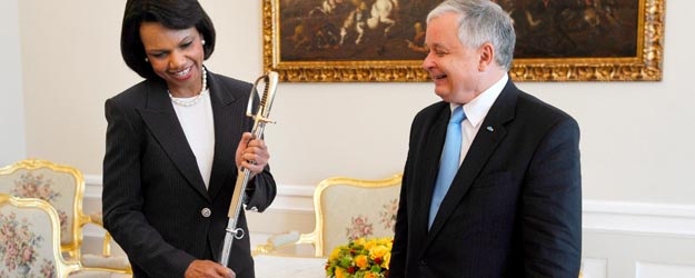 El presidente polaco, Lech Kaczynski, le da a Condoleezza Rice un sable del ej&eacute;rcito polaco de regalo antes de firmar un acuerdo sobre el escudo antimisiles estadounidense en el pa&iacute;s.