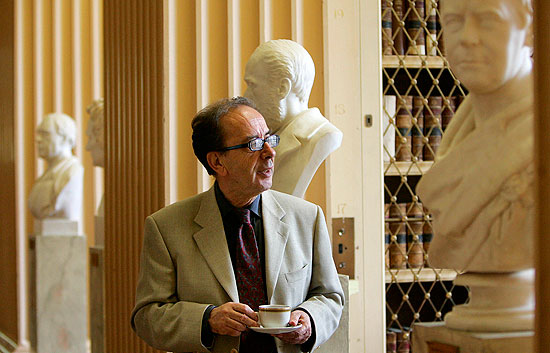 Kadar&eacute; gana el Premio Pr&iacute;ncipe de Asturias de las Letras 2009