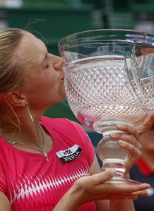 Kaia Kanepi besa el trofeo del Abierto de Estoril