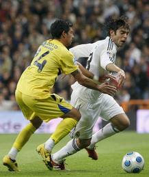 El centrocampita brasile&ntilde;o del Real Madrid Kak&aacute; trata de escapar de Nagore, del Alcorc&oacute;n.