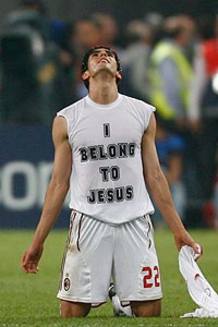 Kaká, arrodillado en el Olímpico de Atenas, celebrando la victoria en la final de la Champions 2007. Kaká, arrodillado en el Olímpico de Atenas, celebrando la victoria en la final de la Champions 2007.