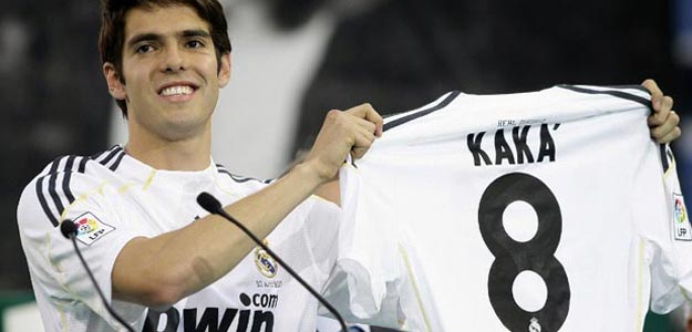 Kak&aacute; el d&iacute;a de su presentaci&oacute;n madridista portando el dorsal 8.
