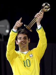 Kak&aacute; posa con su trofeo al mejor jugador de la Copa Confederaciones