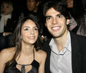 Kak&aacute; acompa&ntilde;ado por su mujer en una entrega de premios.