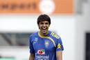 El jugador de la selecci&oacute;n brasile&ntilde;a Kak&aacute; sonrie durante el entrenamiento que el equipo llev&oacute; a cabo en el estadio Le Coq Arena de Tallin, Estonia.