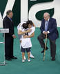 Kak&aacute; junto a Di Est&eacute;fano y Florentino durante su presentaci&oacute;n en el Bernab&eacute;u abrazando a un ni&ntilde;o.