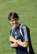 Kak&aacute; sonriendo durante un entrenamiento con su nuevo equipo, el Real Madrid.