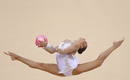 La rusa Kanaeva, campeona ol&iacute;mpica, durante uno de sus ejercicios con los que ha conseguido el oro ol&iacute;mpico
