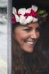 Kate, con una corona de flores t&iacute;pica de las Islas Salom&oacute;n
