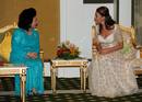 Kate Middleton, espectacular con este vestido de gala de Alexander McQueen en blango y oro que luci&oacute; en una cena de estado en Kuala Lumpur.