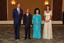 Kate Middleton, espectacular con este vestido de gala de Alexander McQueen en blango y oro que luci&oacute; en una cena de estado en Kuala Lumpur.