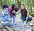 Kate y los ni&ntilde;os del campamento, contando historias alrededor del fuego.
