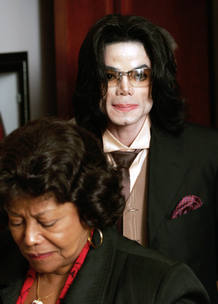 Michael Jackson y su madre Katherine abandonan los tribunales tras una vista por el juicio de abuso a menores en 2005. Michael Jackson y su madre Katherine abandonan los tribunales tras una vista por el juicio de abuso a menores en 2005.