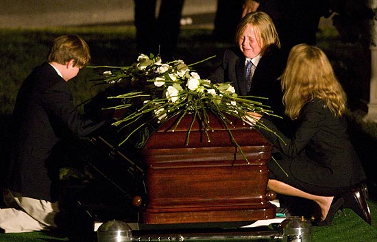 Ted Kennedy ya descansa junto a sus hermanos en el Cementerio Nacional de Arlington