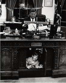 Kennedy y su hijo John Jr. en el Despacho Oval de la Casa Blanca Kennedy y su hijo John Jr. en el Despacho Oval de la Casa Blanca