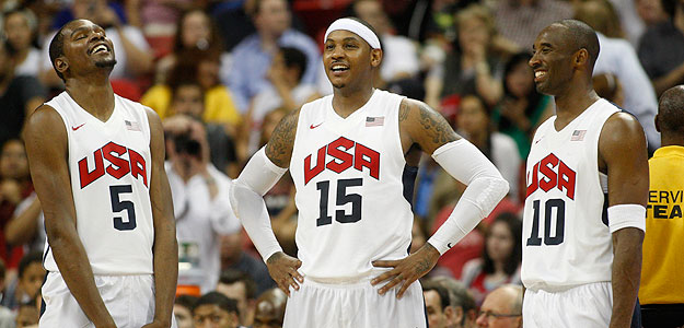 Kevin Durant, Carmelo Anthony y Kobe Bryant, hablan en el partido amistoso que enfrentó a la selección de Estados Unidos de baloncesto frente a República Dominicana en Las Vegas, Nevada. Kevin Durant, Carmelo Anthony y Kobe Bryant, hablan en el partido amistoso que enfrentó a la selección de Estados Unidos de baloncesto frente a República Dominicana en Las Vegas, Nevada.
