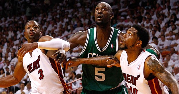 Kevin Garnett, de los Boston Celtics, lucha por el rebote ante Dwyane Wade y Udonis Haslem, de los Miami Heat.
