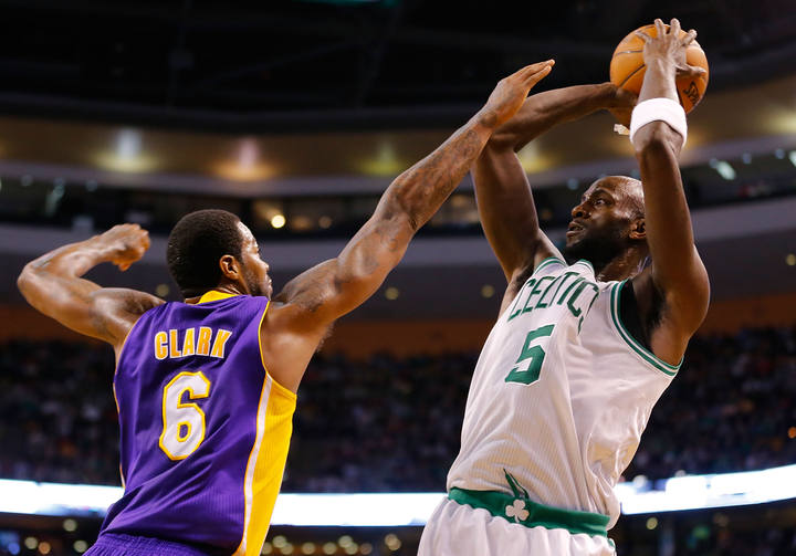 Kevin Garnett (d), de los Boston Celtics, tira a canasta tapado por Earl Clark de los &Aacute;ngeles Lakers