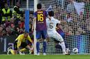 Khedira le reba&ntilde;a el bal&oacute;n a Puyol para anotar y poner por delante al Madrid