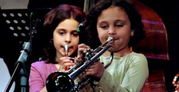 La película "A film About Kids and Music. Sant Andreu Jazz Band" narra la historia emotiva y vitalista de la Sant Andreu Jazz Band, una formación musical compuesta por niños de 7 a 18 años. Pocas películas consiguen transmitir tanta pasión por la mú La película "A film About Kids and Music. Sant Andreu Jazz Band" narra la historia emotiva y vitalista de la Sant Andreu Jazz Band, una formación musical compuesta por niños de 7 a 18 años. Pocas películas consiguen transmitir tanta pasión por la mú