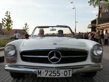 Kiko Veneno en el flamante mercedes blanco a la puerta de la entrada de artistas