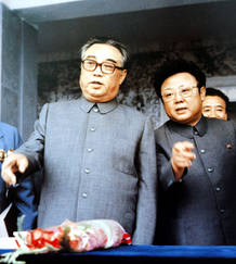 Kim Il-sung, fundador de Corea del Norte, con su hijo Kim Jong-il Kim Il-sung, fundador de Corea del Norte, con su hijo Kim Jong-il
