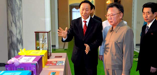 Kim Jong-il con un delegado chino Kim Jong-il con un delegado chino