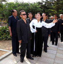 KIM JONG-IL VISITA UN SANATORIO DE AGUAS TERMALES