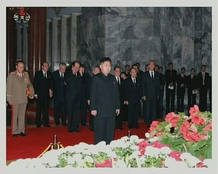 Kim Jong-un, hijo y sucesor de Kim John-il, rinde homenaje a su padre