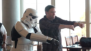 Ver v&iacute;deo  ''Kinec Star Wars', los caballeros Jedi inundan los salones de las casa'