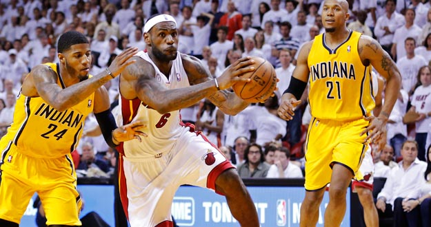 "King James" da la victoria sobre la bocina a Miami Heat (1-0) "King James" da la victoria sobre la bocina a Miami Heat (1-0)