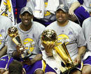 Kobe Bryant sostiene la copa junto a Derek Fisher.