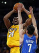 El jugador de los &Aacute;ngeles Lakers, Kobe Bryant, trata de encestar ante Redick, de los Orlando Magic durante el primer partido de la final de la NBA.