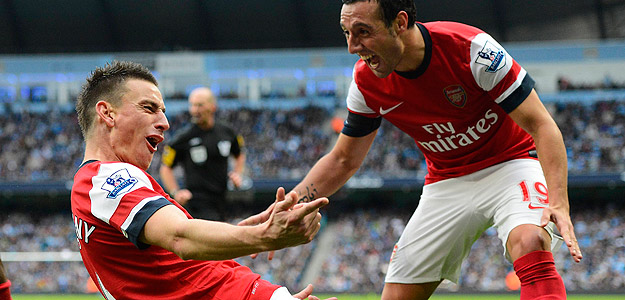 Koscielny celebra con Cazorla su tanto al Manchester City.