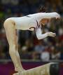 Kristyna Palesova de la Rep&uacute;blica Checa pierde el equilibrio durante su ejercicio en barra.