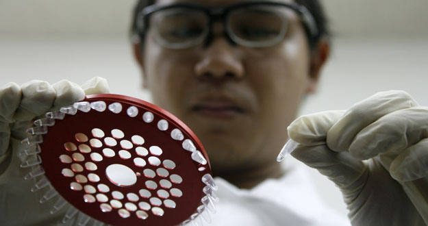 Un laboratorio t&eacute;cnico muestra el testing Kit que determina la presencia del nuevo virus de la gripe