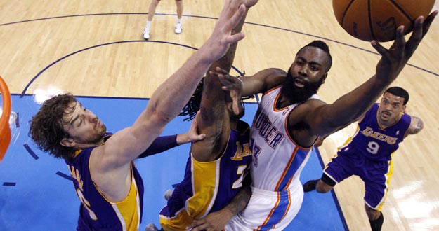 El jugador de Thunder James Harden (d) intentar encestar ante la marca de Pau Gasol (i) y Jordan Hill (c) de Lakers. El jugador de Thunder James Harden (d) intentar encestar ante la marca de Pau Gasol (i) y Jordan Hill (c) de Lakers.