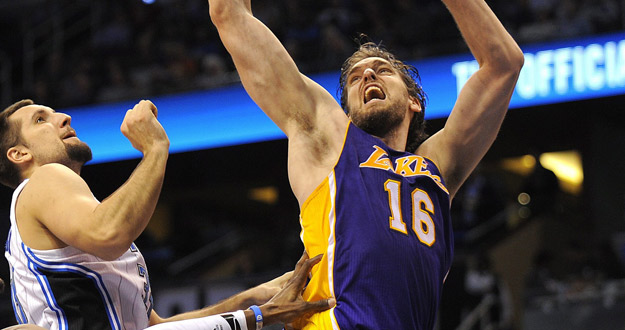 El espa&ntilde;ol Pau Gasol (dcha) de los Lakers de Los Angeles salta para encestar.