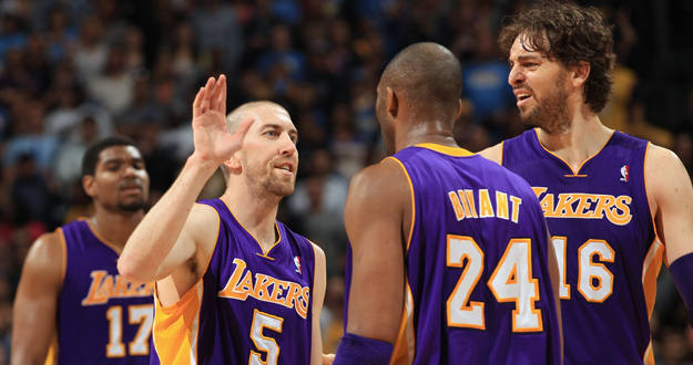 Steve Blake celebra con sus compa&ntilde;eros la victoria ante los Nuggets de Denver.