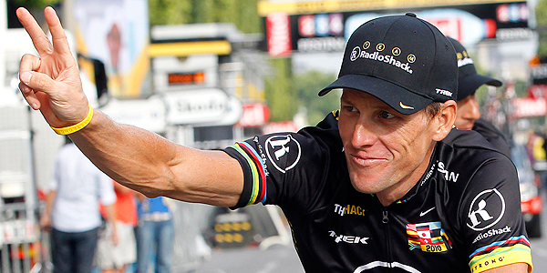 Lance Armstrong durante la &uacute;ltima etapa del Tour de Francia 2010 con el maillot de Radioshack.