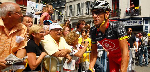 Lance Armstrong se despide de la carrera francesa, que ha ganado en siete ediciones.
