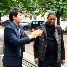 Los pianistas Lang Lang (la estrella del piano actual) y Herbie Hankock (estrella del jazz contempor&aacute;neo) se encuentran en Berl&iacute;n antes de concierto que ofrecen juntos.