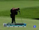 Ir al Video&nbsp;Lanzan un perrito caliente a Tiger Woods